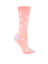 Medias de largo medio color rosado con estampado de colibríes en tono lila. Presentan talón y puntera en color lila contrastante.