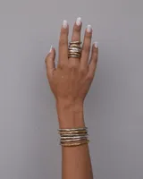 Anillo de diseño artesanal con textura orgánica e irregular, disponible en bronce, alpaca o plata 925. Se vende por unidad y es ideal para combinar con otros anillos.