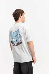 Remera oversize de algodón color gris oscuro, con diseño gráfico estampado en la espalda en tonos celestes y salmón, acompañado del texto "Mistral 1976".