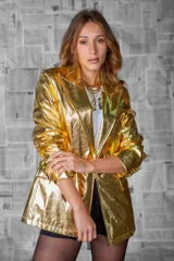 Blazer dorado metalizado con corte recto y solapa clásica.