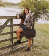 Bota corta de cuero vacuno con acabado metalizado y textura de reptil. Presenta punta fina, cierre lateral interno y taco cuadrado de madera.