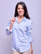 Camisa de vestir entallada a rayas verticales celestes y blancas, de manga larga y cuello clásico.
