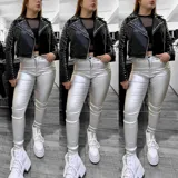 Pantalón chupín plateado con acabado engomado y lycra.