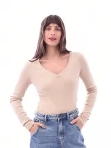 Remera blanca de algodón con cuello en V y mangas largas.