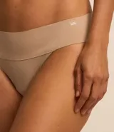 Kit de dos bombachas bikini hilo sin costuras, confeccionadas en poliamida, con lateral mediano. Incluye una bombacha color blanco y una color beige.