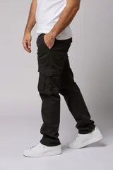 Pantalón cargo gris de gabardina con bolsillos laterales con fuelle y solapa, corte recto y tiro medio.