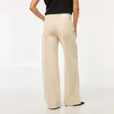 Pantalón jean color crudo, de corte wide leg y tiro alto.
