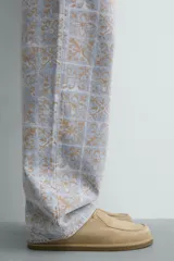 Zueco de hombre fabricado en piel con acabado serraje, diseño de punta redonda y suela a contraste.