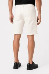 Bermuda cargo color natural de algodón, con bolsillos laterales con solapa y trabillas para cinturón.