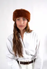 Gorro tipo ruso fabricado en cuero napalan color óxido con textura afelpada.