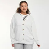Cardigan de punto blanco con botones dorados de estilo retro y diseño holgado de manga larga.