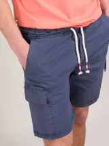 Bermuda cargo de corte regular fit en color azul marino, confeccionada en algodón. Cuenta con cintura elástica con cordones ajustables y bolsillos laterales tipo cargo en las piernas.