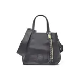 Cartera tipo bolso de mano color negro, confeccionada en material textil. Cuenta con doble asa superior, correa ajustable extraíble, detalle de dije colgante con cordones en tonos verde lima y negro, y logo circular grabado en el frente.