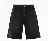 Bermuda de jean negra de corte ancho (baggy) y largo 3/4, con bordados de estrellas blancas en la parte inferior de la pierna izquierda.