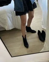 Botas texanas cortas de cuero vacuno color marrón con detalles de cuero marrón oscuro y tachas plateadas.