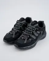 Championes de estilo runner retro Coolway, modelo 2003 Storm Runner, en color negro con detalles en gris oscuro. Presentan una combinación de materiales como serraje y malla, con paneles reforzados, estructura técnica en el talón y suela robusta con relieve.