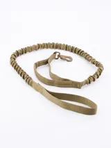 Correa elastizada color beige para perro, con mosquetón metálico y manija de agarre.