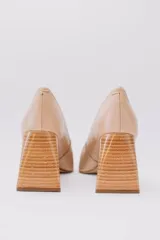 Zapato de tacón color verde agua, con punta fina y taco cuadrado forrado en cuero tipo madera.