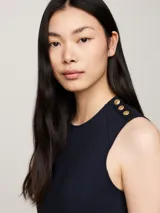 Vestido midi azul marino de corte ajustado, sin mangas, con cuello redondo y detalle de botones dorados en los hombros.