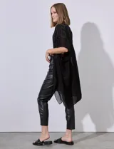 Kimono negro de gasa con apliques de brillos.