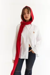 Camisa de corte oversize color bordó, con cuello camisero, mangas largas y bordado en hilo rojo en la espalda con la frase The Winter League. Presenta recortes con costuras a contratono y detalle de placa metálica pequeña en la parte superior trasera.