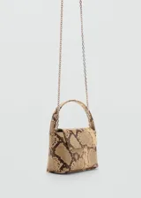 Bolso pequeño con estampado de serpiente, forro interior, asa corta y cierre de imán.