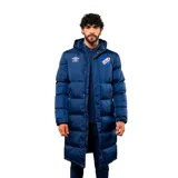 Parka acolchada de corte largo con capucha, color azul marino. Presenta el logo de Umbro en el pecho derecho y el escudo del Club Nacional de Football en el pecho izquierdo. Cuenta con cierre frontal y botones a presión.