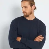 Sweater azul marino de punto con cuello redondo y mangas largas.