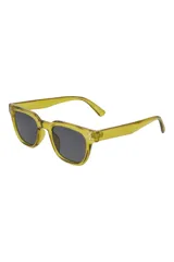 Lentes de sol con armazón de acetato en color amarillo traslúcido y cristales oscuros con protección UV.