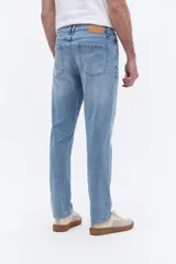 Jean de corte recto Brooksfield, color negro, con diseño clásico de cinco bolsillos, cierre frontal con botón y remaches metálicos.