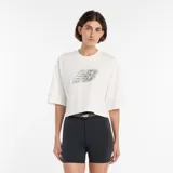 Remera de corte cropped y mangas cortas, confeccionada en tejido de punto de algodón. Presenta un estampado gráfico frontal con el logo de New Balance con diseño de encaje.