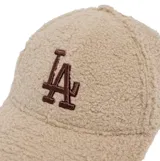 Gorra tipo baseball New Era modelo 9Forty, confeccionada en tejido de textura tipo borrego en color beige. Presenta el logo de los Los Angeles Dodgers bordado en el frente en color marrón y cierre ajustable en la parte posterior.
