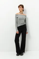 Remera color beige, strapless y de manga larga, confeccionada en algodón.