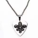 Collar de acero inoxidable plateado con cadena de eslabones y dije en forma de escudo con una flor de lis en relieve.