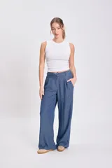 Pantalón casual ancho de Liocel color azul, con pliegues frontales y tiro alto.