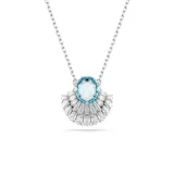 Colgante con cadena plateada y dije en forma de concha de mar con cristal central azul y circonitas blancas.