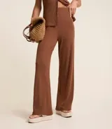 Pantalón pantalona de ribana color negro, con cintura elástica y textura acanalada.