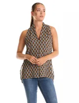 Blusa sin mangas marca Floral & Ivy, confeccionada en gasa estampada con patrón geométrico. Presenta escote en V pronunciado, tablón central, silueta evasé y diseño con bajo asimétrico, siendo más largo en la espalda, con tajos laterales.