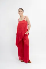 Musculosa roja de seda con escote recto, tirantes finos y corte irregular con tajo lateral.