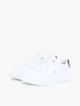Zapatillas de piel blanca inspiradas en el running, con diseño de corte bajo, cordones, panel azul marino a contraste en el talón y suela de EVA.