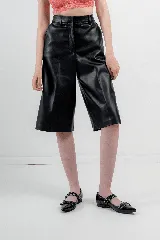 Chatas rojas de charol con punta fina y tiras con hebillas y ojalillos.