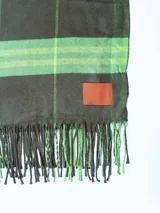 Bufanda tipo pashmina color marrón con diseño a cuadros en azul, blanco y gris.
