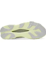 Championes de running Under Armour modelo Halo Racer, color blanco con detalles en amarillo neón en la entresuela y logo. Presentan una parte superior de malla transpirable, placa de propulsión de nailon y amortiguación HOVR+ para mayor retorno de energía.
