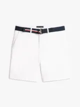 Pantalón corto tipo bermuda color blanco de Tommy Hilfiger, confeccionado en sarga de algodón y elastano. Cuenta con diseño de cuatro bolsillos, cierre de botón con cremallera y cinturón de tejido a contraste incluido.