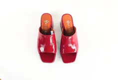 Sandalias rojas de charol con taco cuadrado.