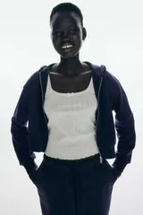 Pantalón de jogging azul marino de felpa con interior cepillado suave. Presenta cintura elástica fruncida con cordón ajustable, bolsillos laterales discretos y elástico revestido en los bajos.