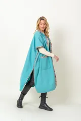 Tapado de paño de lana artesanal color verde agua, con vivos estampados, calce holgado y amplios bolsillos.