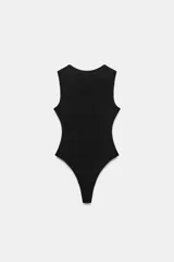 Body entallado color marrón oscuro con escote pronunciado en pico y manga sisa. Cierre en la parte inferior con botones a presión.