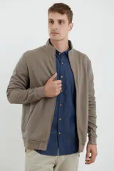 Cardigan de hombre color verde militar, con cierre frontal de metal y tirador de eco cuero. Presenta tejido plano en la cartera del cierre y en los bolsillos laterales.