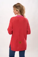 Saco rojo de algodón con detalles en relieve y terminaciones en crochet fucsia.